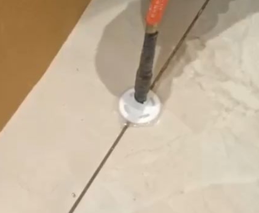 抚松瓷砖空鼓维修公司专业解答瓷砖在铺贴过程中，如果没有涂抹均匀到位的粘结材料（如水泥砂浆或瓷砖胶），可能会导致以下问题
